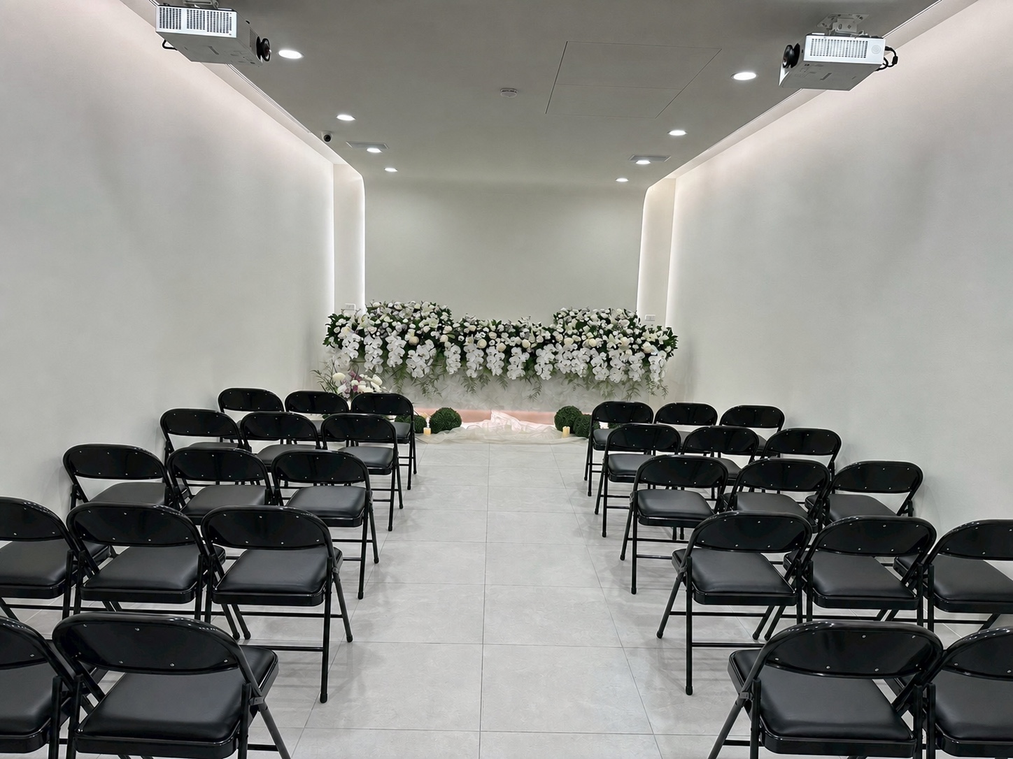 藏蘊生命會館告別式場地，座椅與白色花藝；採既有移除人像修圖版本